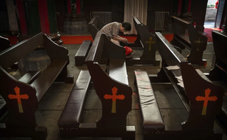  Os membros da Igreja Trinity Gospel Harvest tiveram suas reservas no hotel canceladas pela polícia. (Foto: Getty Images / Kevin Frayer).