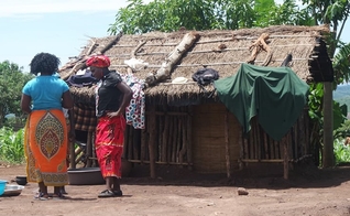  Hoosna e Zahra viajam três horas toda semana, atravessando deserto, para pregar o Evangelho às mulheres. (Foto: Audio Scripture Ministries). 