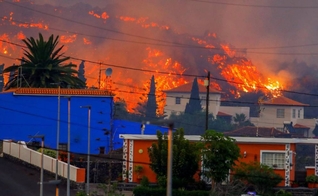 Casas são atingidas por lava de vulcão, nas Ilhas Canárias. (Foto: Borja Suarez/Reuters)