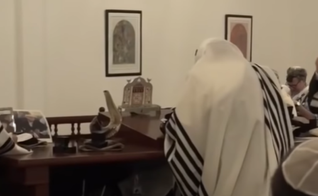 Judeu fazendo orações segundo a Torá. (Foto: Reprodução / GOD TV)