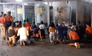 Oração em frente ao HC-UE de Ribeirão Preto, onde cabo dos bombeiros está internado após acidente com guindaste. (Foto: Redes Sociais)