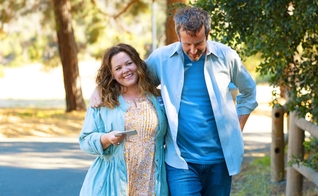 O casal Lilly e Jack enfrentam a perda da filha bebê. (Foto: Netflix).