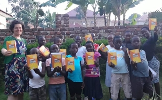 Miriam Tchernousov com seus alunos em Uganda. (Foto: Reprodução / Kehila News)