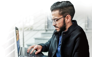 Imagem ilustrativa de jovem usando o computador. (Foto: Reprodução/BGEA)