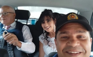 Na viatura, noivos foram ouvindo louvores, para acalmar. (Foto: Reprodução / Metrópoles)