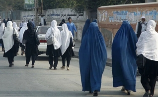 Mulheres no Afeganistão lutam historicamente por direitos, sob o Talibã. (Foto: Fardin Waezi/ONU/RBA)