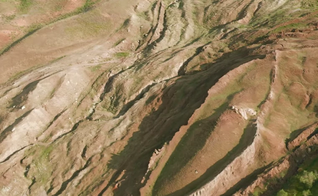 Local de formação da rocha, semelhante a uma grande arca, no leste da Turquia. Imagem obtida por um drone. (Foto: Reprodução/YouTube)
