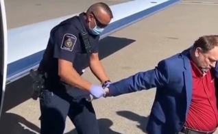 O pastor canadense Artur Pawlowski foi preso na pista do Aeroporto Internacional de Calgary. (Foto: Reprodução/Twitter)
