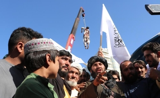 Cadáver pendurado em guindaste na praça principal da cidade de Herat, no oeste do Afeganistão. (Foto: AP Photo)
