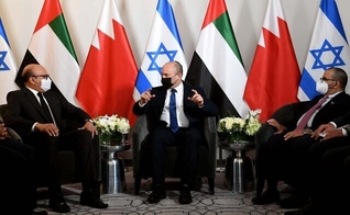 O primeiro-ministro Naftali Bennett [Centro] com o ministro das Relações Exteriores dos Emirados Árabes Unidos, Khalifa al-Marar, [à dir.] e o Ministro das Relações Exteriores do Bahrein, Abdullatif Al Zayani [à esq.]. (Foto: Avi Ohayon / GPO)