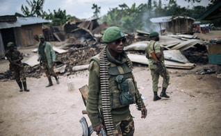 Pelo menos 22 pessoas morreram, incluindo crianças, em ataque de extremistas islâmicos, na RDC, em maio de 2021. (Foto: AFP/Alexis Huguet)