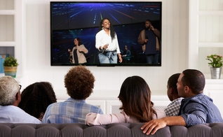 Programação online combinada com culto presencial deve ser aderida pelas igrejas no futuro. (Foto: The Potter’s House of North Dallas).