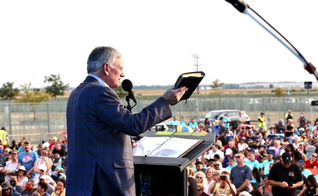 Franklin Graham pregou durante a turnê "God Loves You" em Joliet, Illinois. (Foto: Billy Graham Evangelistic Association).