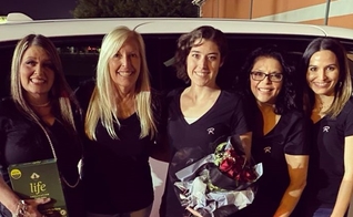 Valerie e sua equipe evangelizam mulheres que trabalham na indústria do sexo. (Foto: Reprodução / AG News)