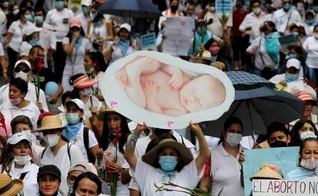 Membros de organizações civis e religiosas durante um protesto nacional em Guadalajara, México, em 3 de outubro de 2021. (FOTO: Reprodução / AFP)