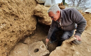 Ao lado do banheiro, os arqueólogos que trabalham no local da escavação descobriram capitéis de pedra que antes ficavam no topo das colunas. (Foto: Yoli Schwartz / IAA)