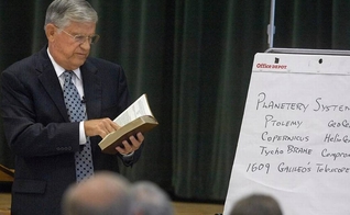 Jim Martin fala sobre ciência e religião para uma classe da escola dominical na Igreja Presbiteriana Covenant. (Foto: Reprodução / The Charlotte Observer)