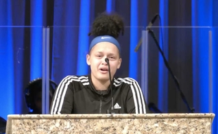Ashlyn Henson chora enquanto ora pelas vítimas e pelo atirador. (Captura de tela da Cornerstone Baptist Church / Facebook)