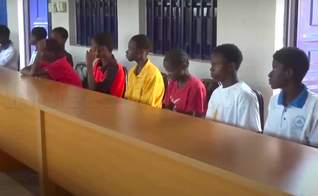 Uma imagem de alguns dos alunos libertados nas instalações da Escola de Ensino Médio Betel Batista em Kaduna. (Foto: Reprodução / Canais de TV)