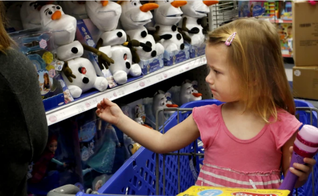 Uma criança olha as prateleiras de mercadorias da Disney na Toys R Us em 2015. (Foto: Anne Cusack / Los Angeles Times)
