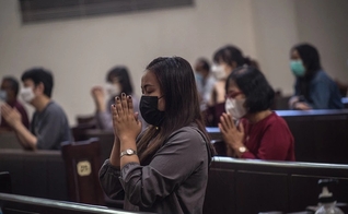 Cristãos se reúnem em uma igreja em meio a forte segurança policial após um atentado à bomba na catedral de Makassar. (Foto: Juni Kriswanto / AFP via Getty Images)