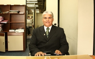 Lacir Moraes Ramos, de 63 anos, durante atendimento no fórum, na Capital. (Foto: Arquivo pessoal)