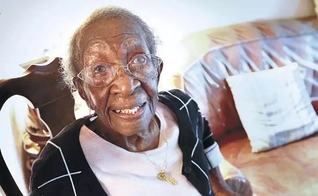 Viola Brown completou 110 anos em 4 de outubro de 2021. (Foto: Condado de Clark, Virgínia).