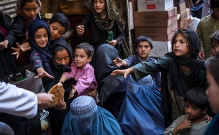 Graças ao canal de TV cristão SAT-7, os jovens afegãos estão tendo acesso ao Evangelho. (Foto: AP Photo/Bernat Armangue).