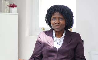 A enfermeira Mary Onuoha, de 61 anos, foi pressionada a retirar ou esconder sua cruz. (Foto: Christian Legal Center)
