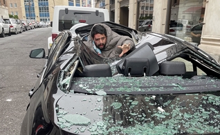 De acordo com testemunhas, o homem caiu sobre o teto de uma BMW. (Foto: Instagram/Christinaabri_)