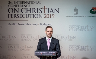 Tristan Azbej, o secretário de estado responsável pela ajuda aos cristãos perseguidos e pelo programa Hungary Helps. (Foto: Reprodução / Hungary Today)