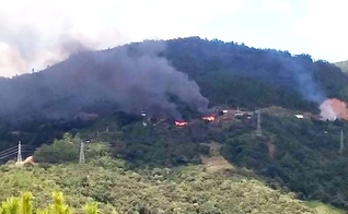 Incêndio destrói edifícios na vila de Rialti, no estado de Chin. (Foto: Chin News Journal).