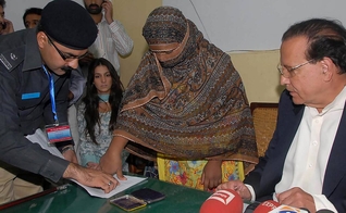Momento em que Asia Bibi apresentou recurso de apelação contra sua condenação à morte, em 2010. (Foto: Handout/AFP)