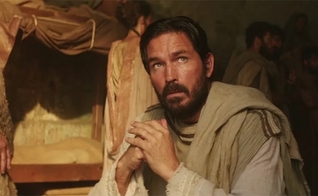 Jim Caviezel, no papel de Lucas, no filme “Paulo, o apóstolo de Cristo”. (Foto: Reprodução / Adoro Cinema)