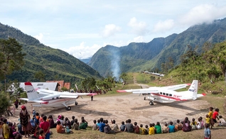  Pista de pouso em aldeia das montanhas de Papua. (Foto: Divulgação/Mission Aviation Fellowship).