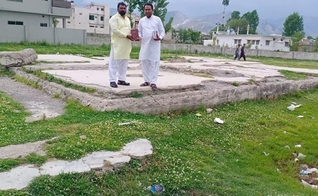 Muçulmanos do complexo de Abbottabad ganham Bíblias. (Foto: Reprodução / MNN Online)