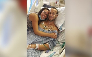 Brian Huber ao lado da esposa, enquanto ainda estava internado. (Foto: Reprodução / AG News)