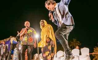 A noite da cruzada em Gongo la Mboto foi marcada pelo mover de Deus, registrando milagres e salvação. (Foto: Reprodução/Instagram).