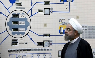 O presidente iraniano, Hassan Rouhani, visita a usina nuclear de Bushehr. (Foto AP)