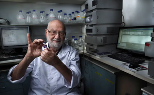  O israelense Yechezkel Barenholz com uma injeção lipossomal de doxorrubicina-HCI. (Foto: Yoav Dudkevitch).