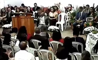 LEGENDA: Pastor tem passa mal e cai durante culto. (Foto: Reprodução / YouTube)