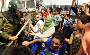 Violência contra uigures. (Foto: Reprodução RTP)