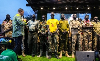 Bernie Moore ora pelos soldados que se entregaram a Jesus. (Foto: Reprodução / Bernie Moore Ministries International).