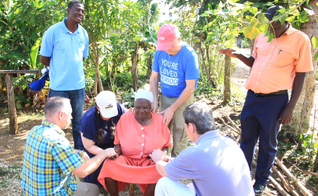 Guiados por Deus, um grupo de adolescentes evangelizou a mulher. (Foto: YouTube/Reprodução).