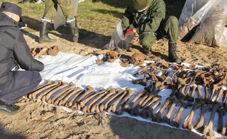 Ossos de vítimas encontrados em vala comum, em Luninets, Bielo-Rússia. (Foto: Bielorrússia 1/Ynet News)