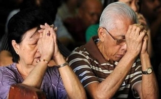  Spring e seus 9 irmãos foram proibidos de ir à igreja, mas não desistiram de ganhar os pais para Jesus. (Foto: Herald Malaysia). 