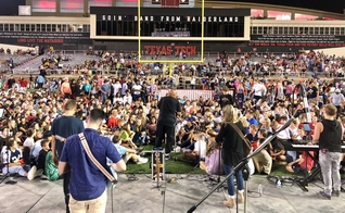 O evento ‘Campos da Fé’ aconteceu em dezenas de estádios e ginásios norte-americanos. (Foto: Reprodução / Twitter)