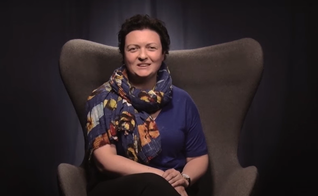  A mulher judia foi curada da esquizofrenia e da depressão ao receber Jesus. (Foto: Reprodução/YouTube).