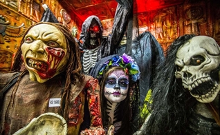 O Halloween é uma festa ligada à cultura americana, mas tem sido celebrada em diversos países, inclusive no Brasil. (Foto: DPA)