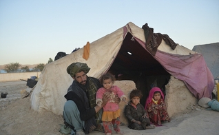 Farishteh (à direita) e Shokriya (nos braços do pai) foram vendidas às famílias de seus futuros maridos no Afeganistão, em 14 de outubro de 2021. (Foto: Hoshang Hashimi/AFP)